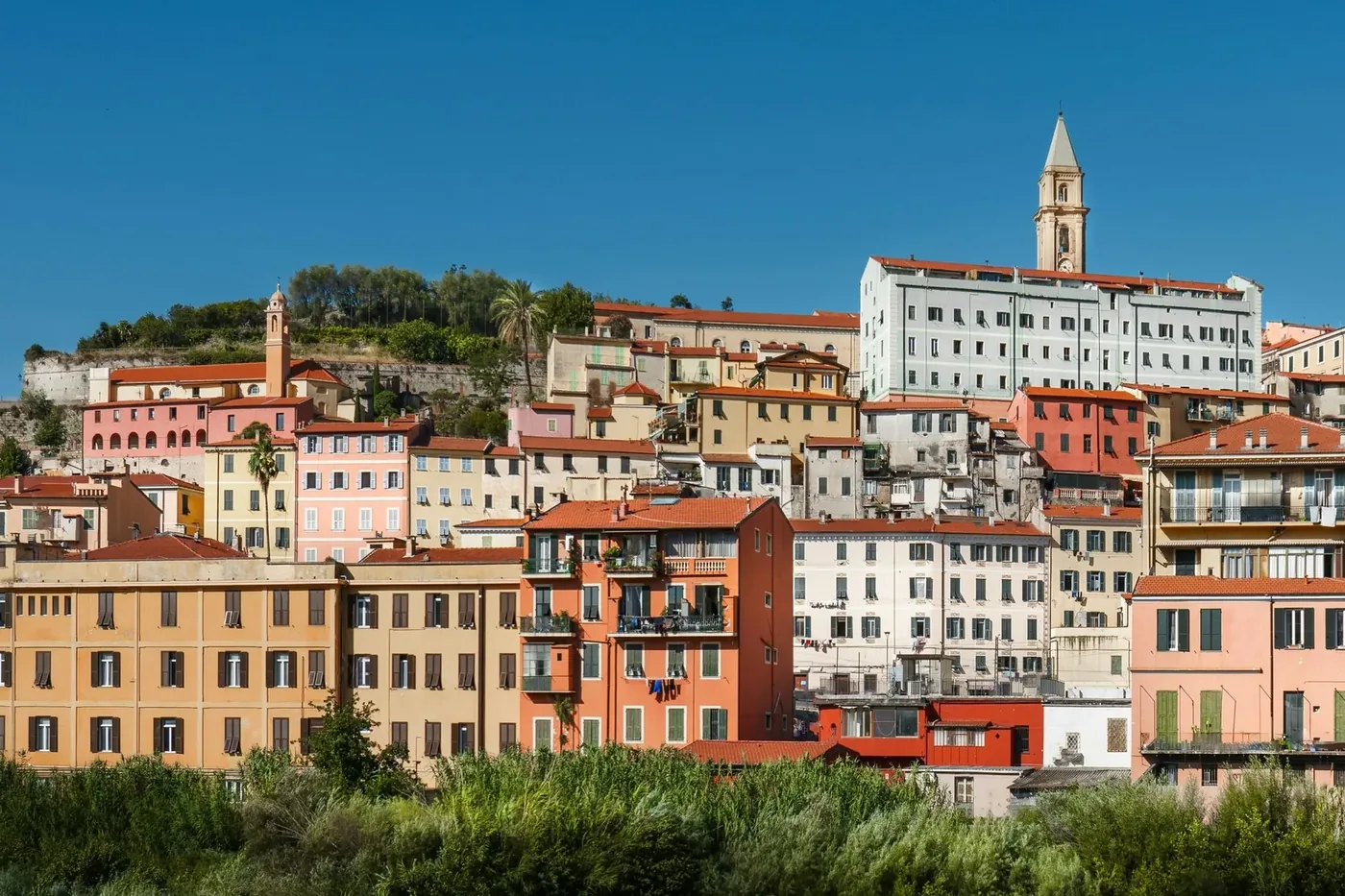 Pueblo pesquero de fachadas de colores en la costa de Liguria